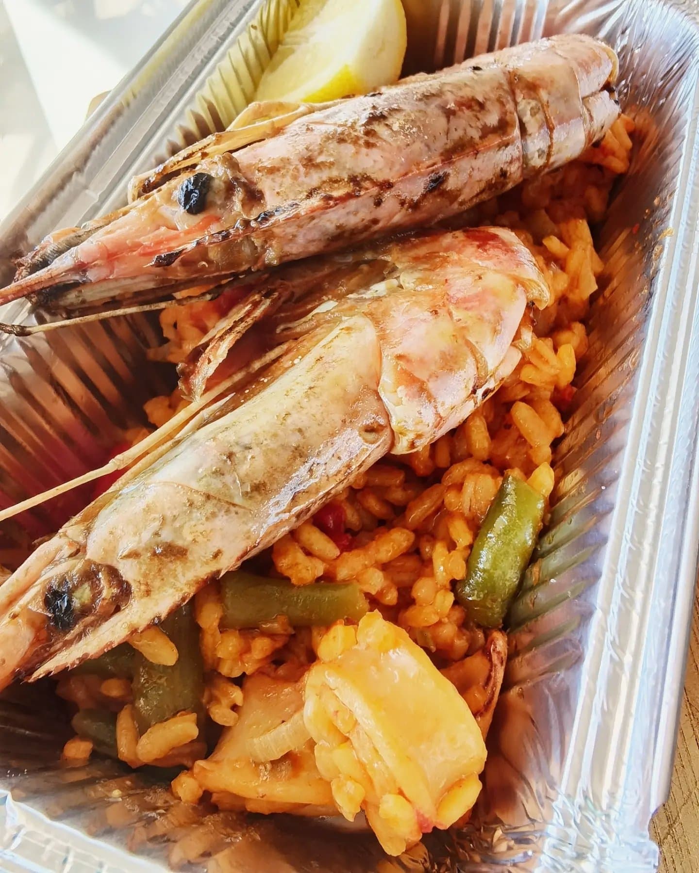 Paella with shrimp, rice, and lemon